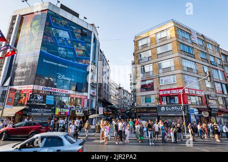 Istanbul, Türkei - August 2022: Istanbul Kadikoy Stadtbild im Sommer rund um den Kadikoy-Platz, einem beliebten Viertel auf der asiatischen Seite Istanbuls Stockfoto