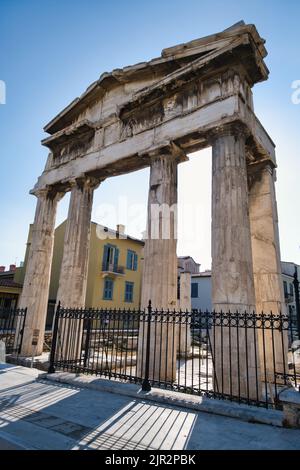 Blick auf das Tor der Athene Archegetis, den Eingang des römischen Agorà in Athen Stockfoto