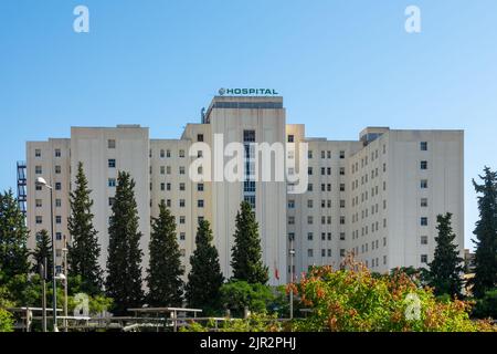 Granada, Spanien; August-2022: Hauptfassade des allgemeinen Krankenhauses des Universitätskomplexes Virgen de las Nieves in Granada (Spanien) an einem sonnigen Sommer Stockfoto