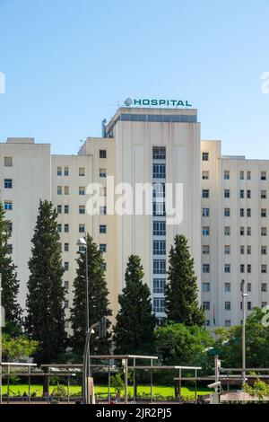 Granada, Spanien; August-2022: Hauptfassade des allgemeinen Krankenhauses des Universitätskomplexes Virgen de las Nieves in Granada (Spanien) an einem sonnigen Sommer Stockfoto