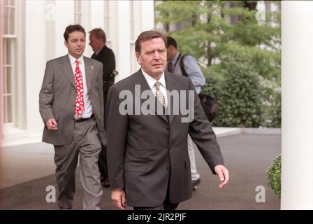 Der designierte deutsche Bundeskanzler Gerhard Schröder tritt nach einem Treffen mit US-Präsident Bill Clinton am 9. Oktober 1998 in Washington, DC, aus dem Weißen Haus heraus, um sich mit den Medien zu treffen. Schroeder, der Sozialdemokrat, der im vergangenen Monat Helmut Kohl nach 16 Jahren an der Macht absetzte, diskutierte mit Clinton über die Weltwirtschaftslage und den Kosovo. Stockfoto