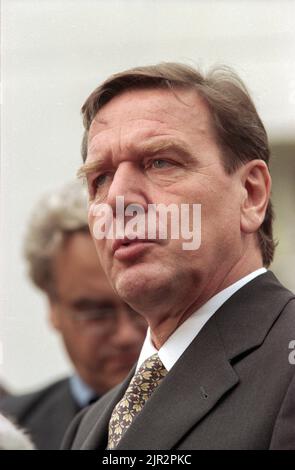 Der designierte deutsche Bundeskanzler Gerhard Schröder spricht nach einem Treffen mit US-Präsident Bill Clinton im Weißen Haus am 9. Oktober 1998 in Washington, DC, mit den Medien. Schroeder, der Sozialdemokrat, der im vergangenen Monat Helmut Kohl nach 16 Jahren an der Macht absetzte, diskutierte mit Clinton über die Weltwirtschaftslage und den Kosovo. Stockfoto