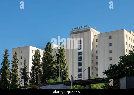 Granada, Spanien; August-2022: Hauptfassade des allgemeinen Krankenhauses des Universitätskomplexes Virgen de las Nieves in Granada (Spanien) an einem sonnigen Sommer Stockfoto