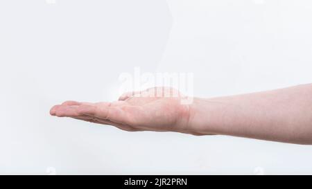 Ausgestreckte männliche Hand, isoliert auf weißem Hintergrund Stockfoto