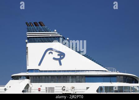 Helsinki, Finnland - 20. August 2022: Nahaufnahme des Trichters der Tallink Silja Line mit der Robbenmarke auf der Kreuzfahrt-Fähre MS Serernade. Stockfoto