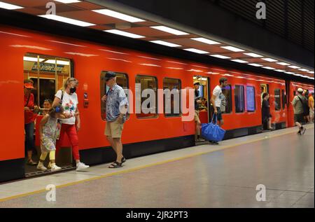 Helsinki, Finnland - 20. August 2022: Ein Helsinki-U-Bahn-Zug, der an der U-Bahn-Station Hakaniemi anruft. Stockfoto