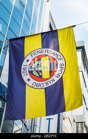 Istanbul, Türkei - August 2022: Fenerbahce S.K. Flagge mit Emblem, einer der beliebtesten Fußballvereine in Europa. Fenerbache Flagge in Kadikoy Stockfoto