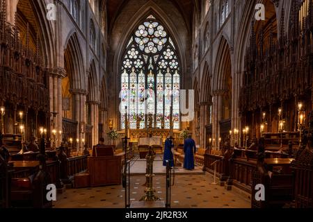 The Cathedral Church of St Peter and St Wilfrid - Ripon Cathedral - Ripon, North Yorkshire, England, UK - Innenansicht des 'geometrischen' Ostfensters Stockfoto