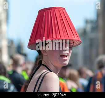 Edinburgh, Schottland, Großbritannien. 21.. August 2022. Eine Darstellerin auf der Royal Mile, die das neue Stück mit dem Titel Miss Magics, eine kollektive Produktion der Banana School, von Vilma Paananen, unter der Regie von Vivian Tsitampani und Natasha Biggs auf dem Veranstaltungsort 19, Place Hotel, 34 York Place während des Edinburgh Fringe Festivals wirbt. Kredit: Skully/Alamy Live Nachrichten Stockfoto