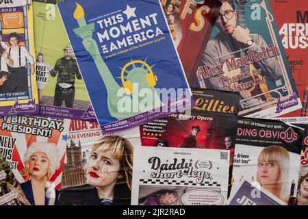 Edinburgh, Schottland, Großbritannien. 21.. August 2022. Plakate, die verschiedene Aufführungen beim Edinburgh Fringe Festival fördern. Kredit: Skully/Alamy Live Nachrichten Stockfoto