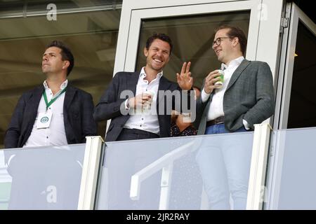 GRONINGEN - (lr) General Manager Wouter Gudde, Technischer Direktor Mark-Jan Fledderus während des niederländischen Eishockeystadens zwischen dem FC Groningen und Schieß los. Eagles am 21. August 2022 im Euroborgstadion in Groningen, Niederlande. ANP PIETER STAM DE YOUNG Stockfoto