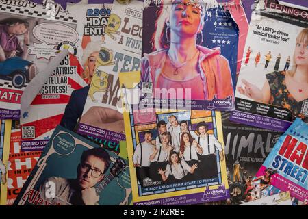 Edinburgh, Schottland, Großbritannien. 21.. August 2022. Plakate, die verschiedene Aufführungen beim Edinburgh Fringe Festival fördern. Kredit: Skully/Alamy Live Nachrichten Stockfoto