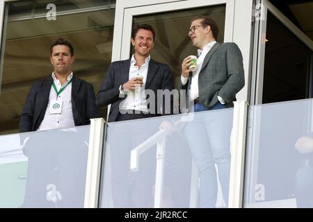 GRONINGEN - (lr) General Manager Wouter Gudde, Technischer Direktor Mark-Jan Fledderus während des niederländischen Eishockeystadens zwischen dem FC Groningen und Schieß los. Eagles am 21. August 2022 im Euroborgstadion in Groningen, Niederlande. ANP PIETER STAM DE YOUNG Stockfoto