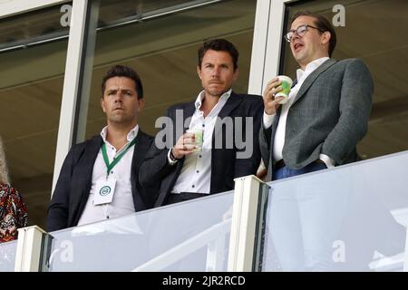 GRONINGEN - (lr) General Manager Wouter Gudde, Technischer Direktor Mark-Jan Fledderus während des niederländischen Eishockeystadens zwischen dem FC Groningen und Schieß los. Eagles am 21. August 2022 im Euroborgstadion in Groningen, Niederlande. ANP PIETER STAM DE YOUNG Stockfoto