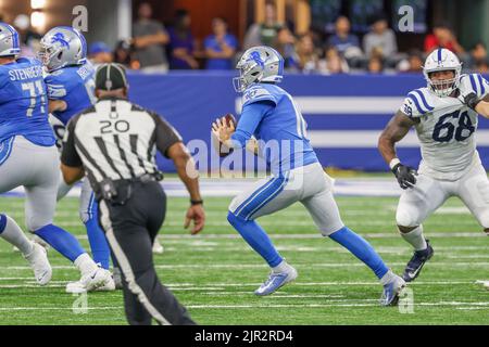 Indianapolis, Indiana, USA. 20. August 2022. Der Detroit Lions Quarterback David Blough (10) spielt während des Vorsaison-Spiels zwischen den Detroit Lions und den Indianapolis Colts im Lucas Oil Stadium, Indianapolis, Indiana. (Bild: © Scott Stuart/ZUMA Press Wire) Stockfoto