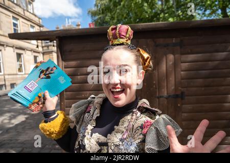 Edinburgh, Schottland, Großbritannien. 21.. August 2022. Queen Bee tritt auf dem George Square auf, um die Show mit dem Titel Bee Story auf dem Underbelly Bristo Square während des Edinburgh Fringe Festivals zu promoten. Kredit: Skully/Alamy Live Nachrichten Stockfoto