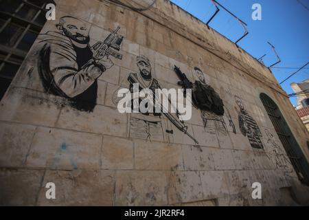 Eine Ansicht eines Wandbildes von fünf palästinensischen Schützen, die bei den Zusammenstößen durch Schüsse der israelischen Armee getötet wurden, in der Nähe des Viertels, in dem sie in der Altstadt von Nablus im besetzten Westjordanland getötet wurden. Stockfoto