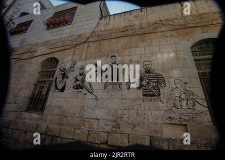 Nablus, Palästina. 21. August 2022. Eine Ansicht eines Wandbildes von fünf palästinensischen Schützen, die bei den Zusammenstößen durch Schüsse der israelischen Armee getötet wurden, in der Nähe des Viertels, in dem sie in der Altstadt von Nablus im besetzten Westjordanland getötet wurden. (Foto von Nasser Ishtayeh/SOPA Images/Sipa USA) Quelle: SIPA USA/Alamy Live News Stockfoto