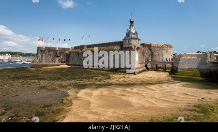 Die mittelalterliche ummauerte Stadt Concarneau bei Ebbe im Sommer. Stockfoto