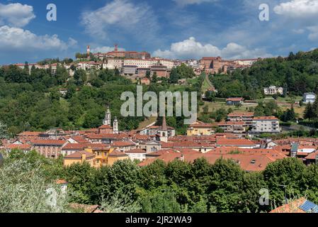 Mondovì, Cuneo, Italien. Stadtbild mit unter dem Breo-Viertel und auf dem Mondovì-Hügel Piazza mit dem Uhrenturm und grünen Parks mit blauem Himmel mit w Stockfoto