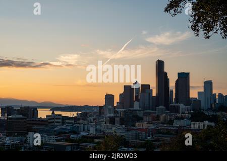 Sonnenuntergang über Seattle vom Dr. Jose Rizal Park Stockfoto