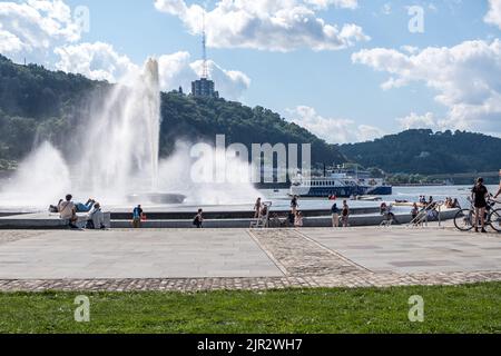 Wasserbrunnen im Point State Park, Pittsburgh, Pennsylvania. Im Hintergrund befindet sich ein Fluss und Mt. Washington. Die Leute machen hier Freizeit. Stockfoto