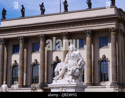 Berlin, Deutschland. 21. August 2022. 21.08.2020, Berlin. Vor der Humboldt-Universität zu Berlin steht ein Denkmal für den Entdecker, Entdecker und Universalgelehrten Alexander von Humboldt. Quelle: Wolfram Steinberg/dpa Quelle: Wolfram Steinberg/dpa/Alamy Live News Stockfoto