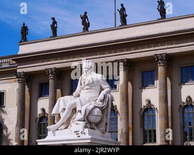 Berlin, Deutschland. 21. August 2022. 21.08.2020, Berlin. Vor der Humboldt-Universität zu Berlin steht ein Denkmal für den Entdecker, Entdecker und Universalgelehrten Alexander von Humboldt. Quelle: Wolfram Steinberg/dpa Quelle: Wolfram Steinberg/dpa/Alamy Live News Stockfoto