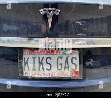 Racine, Wisconsin, USA. 21. August 2022. Ein Tesla-Automobil mit einem passenden Nummernschild wird am Sonntag, den 21. August 2022 in Racine, Wisconsin, geparkt. (Bild: © Mark Hertzberg/ZUMA Press Wire) Stockfoto