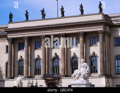 Berlin, Deutschland. 21. August 2022. 21.08.2020, Berlin. Vor der Humboldt-Universität zu Berlin steht ein Denkmal für den Entdecker, Entdecker und Universalgelehrten Alexander von Humboldt. Quelle: Wolfram Steinberg/dpa Quelle: Wolfram Steinberg/dpa/Alamy Live News Stockfoto