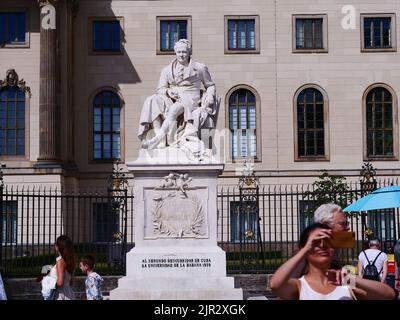 Berlin, Deutschland. 21. August 2022. 21.08.2020, Berlin. Vor der Humboldt-Universität zu Berlin steht ein Denkmal für den Entdecker, Entdecker und Universalgelehrten Alexander von Humboldt. Quelle: Wolfram Steinberg/dpa Quelle: Wolfram Steinberg/dpa/Alamy Live News Stockfoto