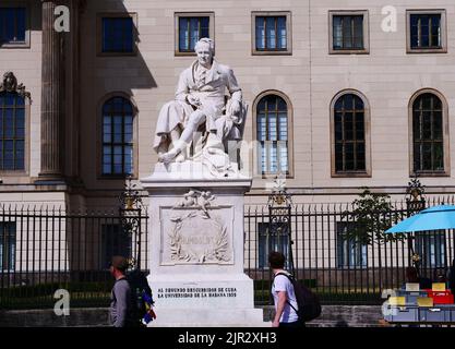 Berlin, Deutschland. 21. August 2022. 21.08.2020, Berlin. Vor der Humboldt-Universität zu Berlin steht ein Denkmal für den Entdecker, Entdecker und Universalgelehrten Alexander von Humboldt. Quelle: Wolfram Steinberg/dpa Quelle: Wolfram Steinberg/dpa/Alamy Live News Stockfoto