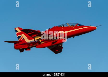 London Southend Airport, Essex, Großbritannien. 21. August 2022. Die Red Arrows-Flugzeuge der RAF nutzen den zivilen Flughafen in Essex für die Airshows dieses Wochenendes in Eastbourne und Folkestone. Die Red Arrows landeten nach ihren Tankvorführungen zurück in Southend und starteten dann bei Sonnenuntergang, um zu ihrem Stützpunkt bei RAF Scampton in Lincolnshire zurückzukehren. BAE Hawk T1 XX232 Stockfoto