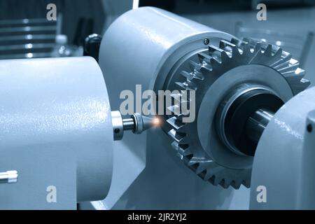 Die Inspektion durch den Bediener erfolgt nach der Bearbeitung im Industriewerk durch CMM. Stockfoto