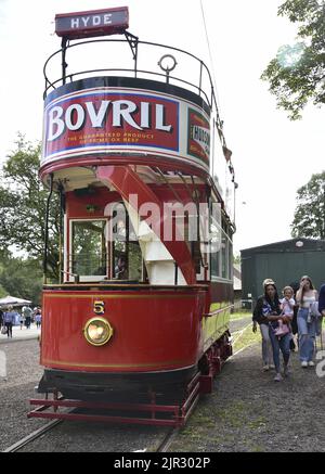 Manchester, Großbritannien. 21.. August 2022. Die Stockport 5 Straßenbahn, eine vierrädrige Stockport Straßenbahn mit offener Oberseite und umgekehrten Treppen. Antike und alte Straßenbahnen fahren im Heaton Park, Manchester, Großbritannien. Die Heaton Park Tramway wird gemeinsam von der Manchester Transport Museum Society, die eine Reihe von Oldtimer-Straßenbahnen besitzt, und dem Stadtrat von Manchester betrieben. Quelle: Terry Waller/Alamy Live News Stockfoto