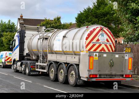 Pontypridd, Wales - August 2022: Der Tanker parkte auf einer Straße, um den Bewohnern Wasser zu liefern, ohne dass es aufgrund einer bersten Hauptleitung Wasser gab Stockfoto