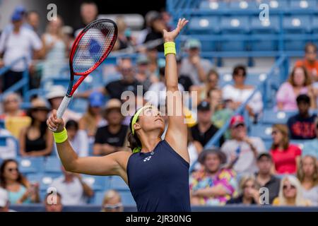 Mason, Ohio, USA. 21. August 2022. Caroline Garcia (FRA) dient während der Meisterschaft der Western und Southern Open im Lindner Family Tennis Center, Mason, Oh. (Bild: © Scott Stuart/ZUMA Press Wire) Stockfoto