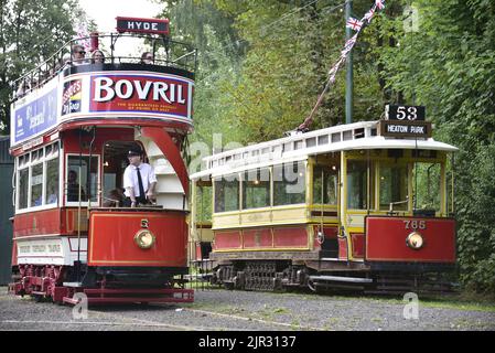 Manchester, Großbritannien. 21.. August 2022. Die Stockport 5 Tram, eine vierrädrige Stockport Tram mit offener Oberseite und umgekehrten Treppenaufgängen neben der Manchester 765 Tram, eine Einzeldeckeltram. Antike und alte Straßenbahnen fahren im Heaton Park, Manchester, Großbritannien. Die Heaton Park Tramway wird gemeinsam von der Manchester Transport Museum Society, die eine Reihe von Oldtimer-Straßenbahnen besitzt, und dem Stadtrat von Manchester betrieben. Quelle: Terry Waller/Alamy Live News Stockfoto