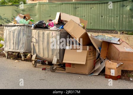 Müllabfälle und Kartonschaufel wurden in Sofia Bulgarien als Abfallsammelproblem in der bulgarischen Hauptstadt, Osteuropa, dem Balkan und der EU um die Mülleimer gedumpt Stockfoto