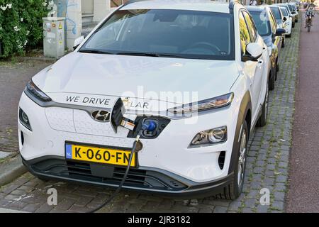 Utrecht, Niederlande - August 2022: Kabel eingesteckt, um ein Elektroauto aufzuladen Stockfoto