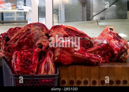 Bepelzte Kalbsköpfe, Fleischhalle, Athen, Attika, Zentralgriechenland Stockfoto