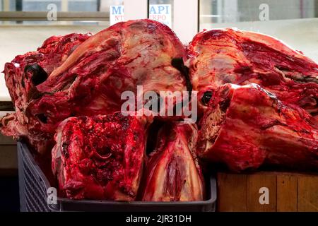 Bepelzte Kalbsköpfe, Fleischhalle, Athen, Attika, Zentralgriechenland Stockfoto