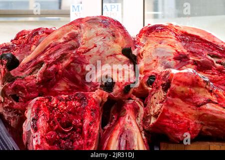 Bepelzte Kalbsköpfe, Fleischhalle, Athen, Attika, Zentralgriechenland Stockfoto