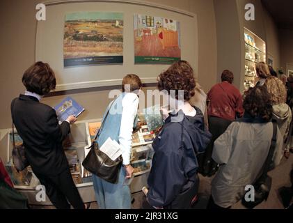 Während der größten Ausstellung von Kunstwerken des Malers Vincent Van Gogh in 25 Jahren in der National Gallery of Art, 9. Oktober 1998 in Washington, DC, drängen sich Menschen in den Souvenirladen, um Gegenstände zu kaufen. Mehr als 70 Meisterwerke sind für die Ausstellung vom Van Gogh Museum in Amsterdam ausgeliehen. Stockfoto