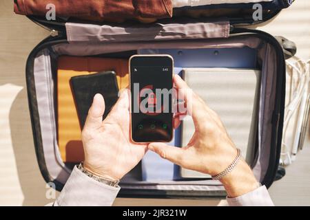 Nahaufnahme von männlichen Händen mit verschlossenem Smartphone Stockfoto