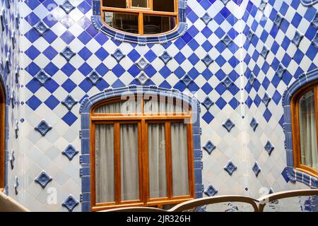 Die blau gefliesten Wände mit Fenstern in der Casa Mila in Barcelona, Spanien Stockfoto