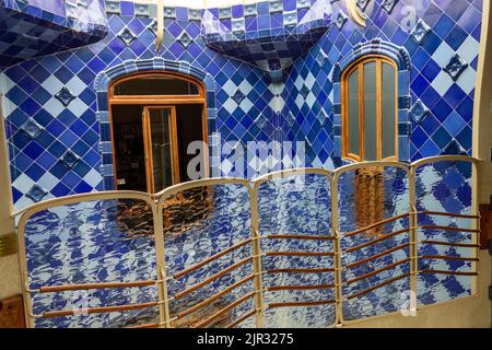 Die blau gefliesten Wände mit Fenstern in der Casa Mila in Barcelona, Spanien Stockfoto