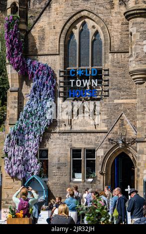 Menschen vor dem Cold Town House, während des Festivals, Grassmarket in Sunshine, Edinburgh, Schottland, VEREINIGTES KÖNIGREICH Stockfoto