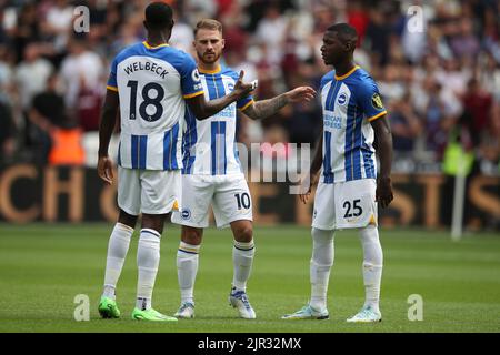 Danny Welbeck von Brighton & Hove Albions trifft sich mit Alex Mac Allister und Moses Caicedo während des Premier League-Spiels zwischen West Ham United und Brighton und Hove Albion am Sonntag, 21.. August 2022 im London Stadium, Stratford. (Kredit: Tom West | MI News) Kredit: MI Nachrichten & Sport /Alamy Live News Stockfoto