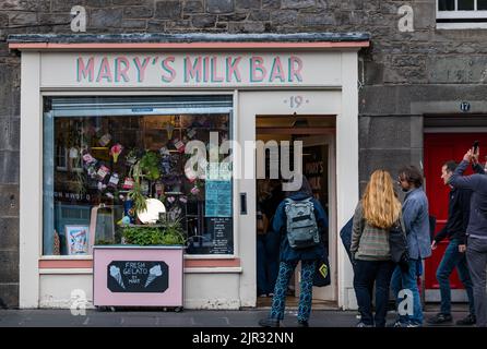 Menschen, die in der Schlange stehen und auf Eis warten, Mary's Milk Bar, Eisdiele zum Mitnehmen, Grassmarket, Edinburgh, Schottland, Großbritannien Stockfoto